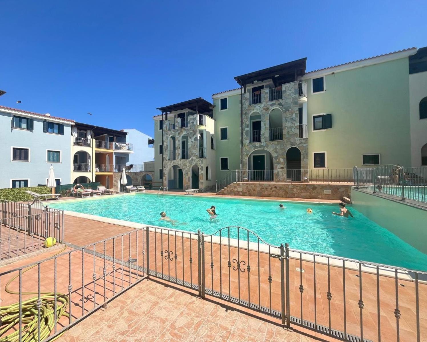 Appartamento Con Piscina Valledoria  Exterior foto